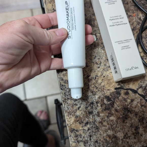 Tinted Moisturizer in Honey Light 1.5fl.oz. 42mL - Picture 11 of 11